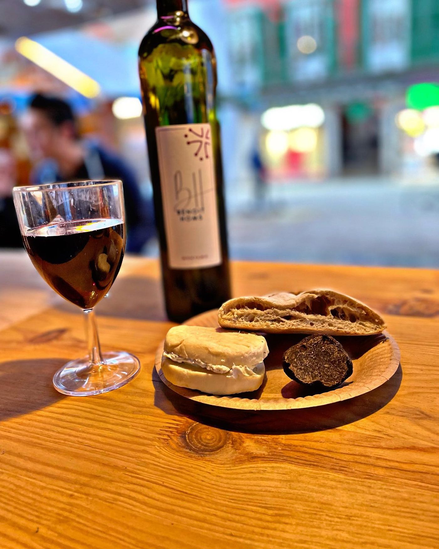 Verre de vin du domaine et planche de dégustation